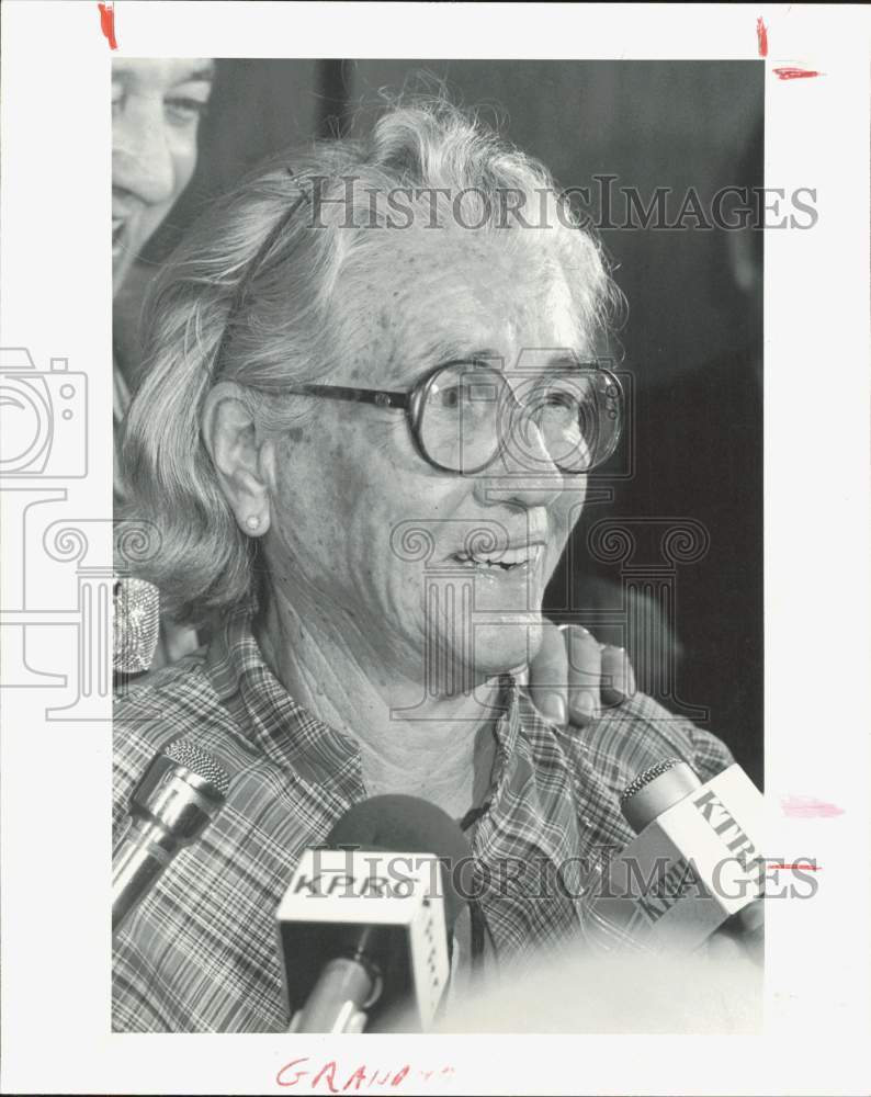 1982 Press Photo Laura Clark, 82, answers questions after marijuana trial.- Historic Images