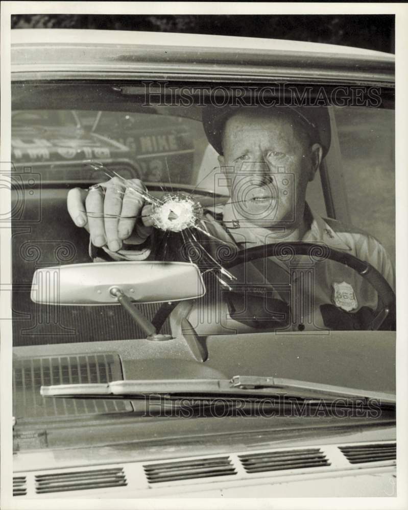 1965 Press Photo Houston policeman G.V. Gandy shows windshield bullet hole.- Historic Images