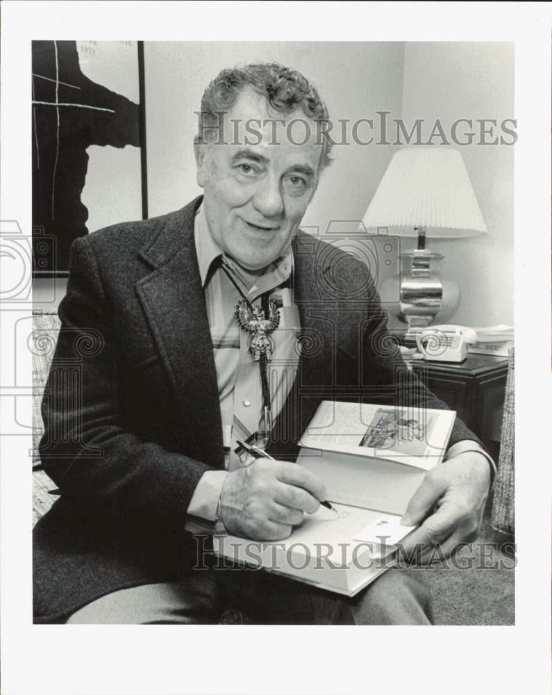 1981 Press Photo Louis L&#39;Amour, author, autographs book - hpb00794- Historic Images