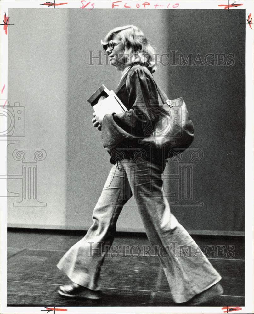 1975 Press Photo Erica Jong, &quot;Fear of Flying&quot; author, strides down street- Historic Images