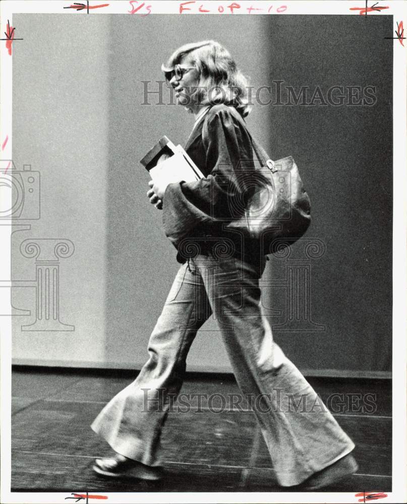 1975 Press Photo Erica Jong, "Fear of Flying" author, strides down street- Historic Images
