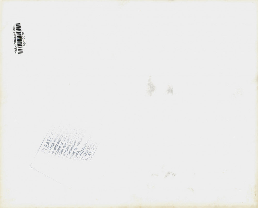 1982 Press Photo Marines inspect Beirut Airport artillery shelling damage.