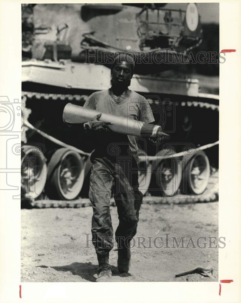 1987 Press Photo Soldier unloads ammo rounds from M-60 tank at Fort Hood- Historic Images