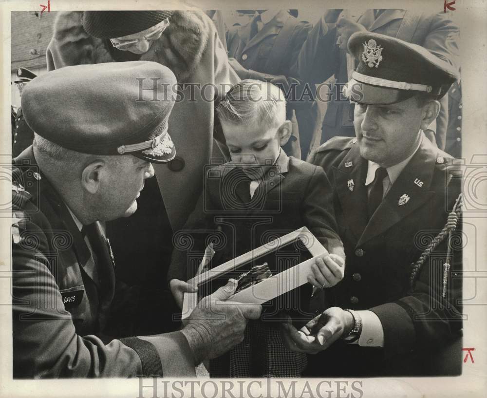 1966 Press Photo General Felix Davis presents award to Robert J. Farley, Jr.