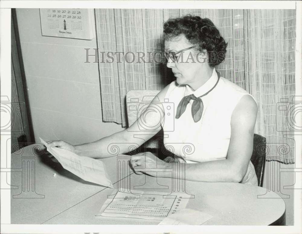 1955 Press Photo Mrs. Harold Fischer reads letter from China Premier Chou En-Lai- Historic Images