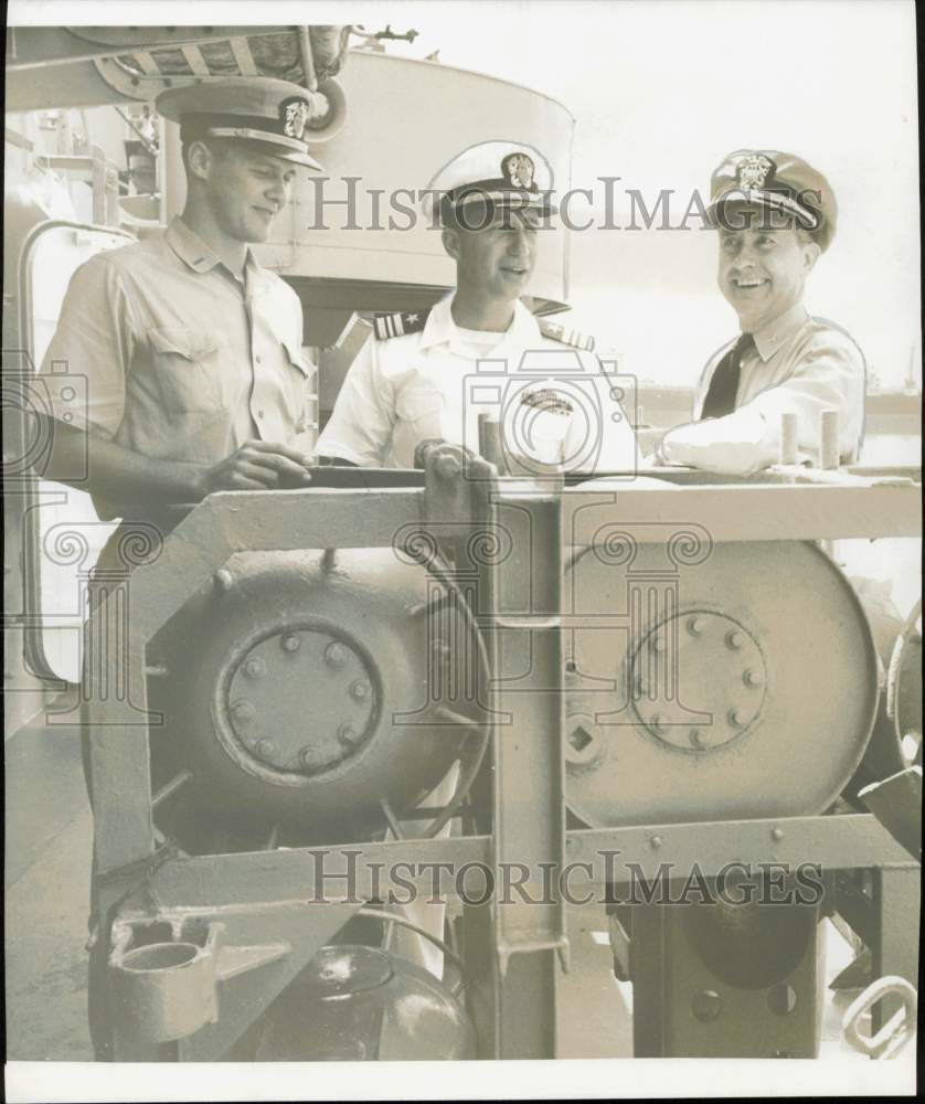 1957 Press Photo Lt. Robert Grainger, fellow officers aboard the USS O&#39;Brien, TX- Historic Images