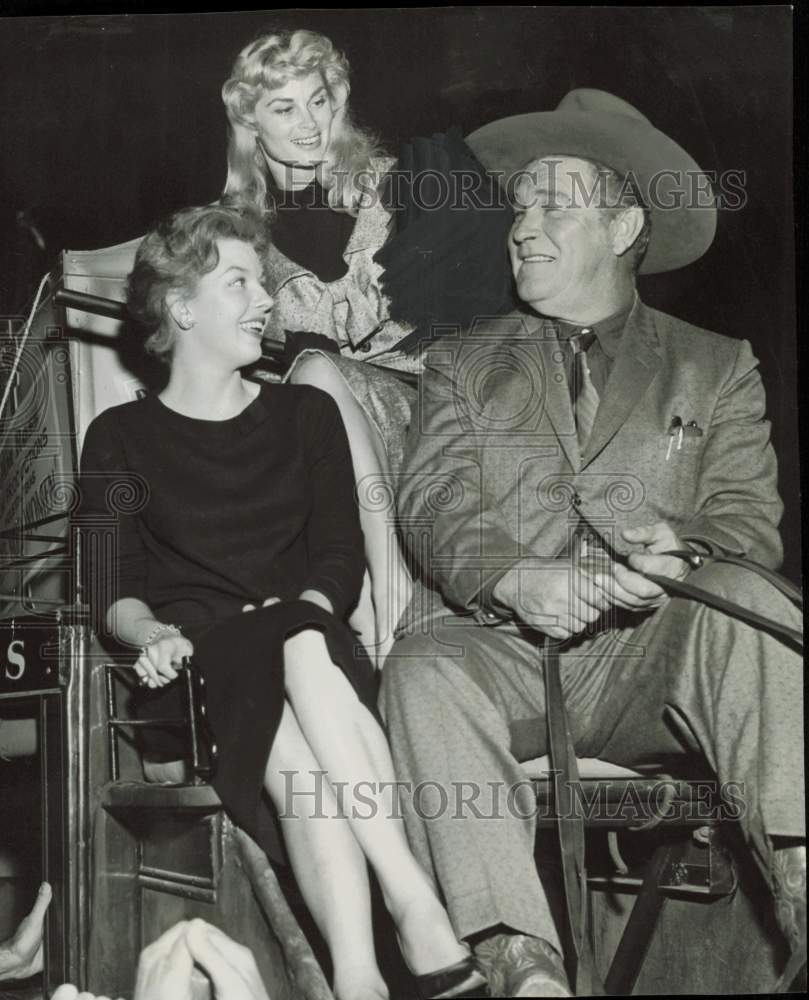 1958 Press Photo Guinn Williams, Merry Anders, Irish McCalla aboard stagecoach.- Historic Images