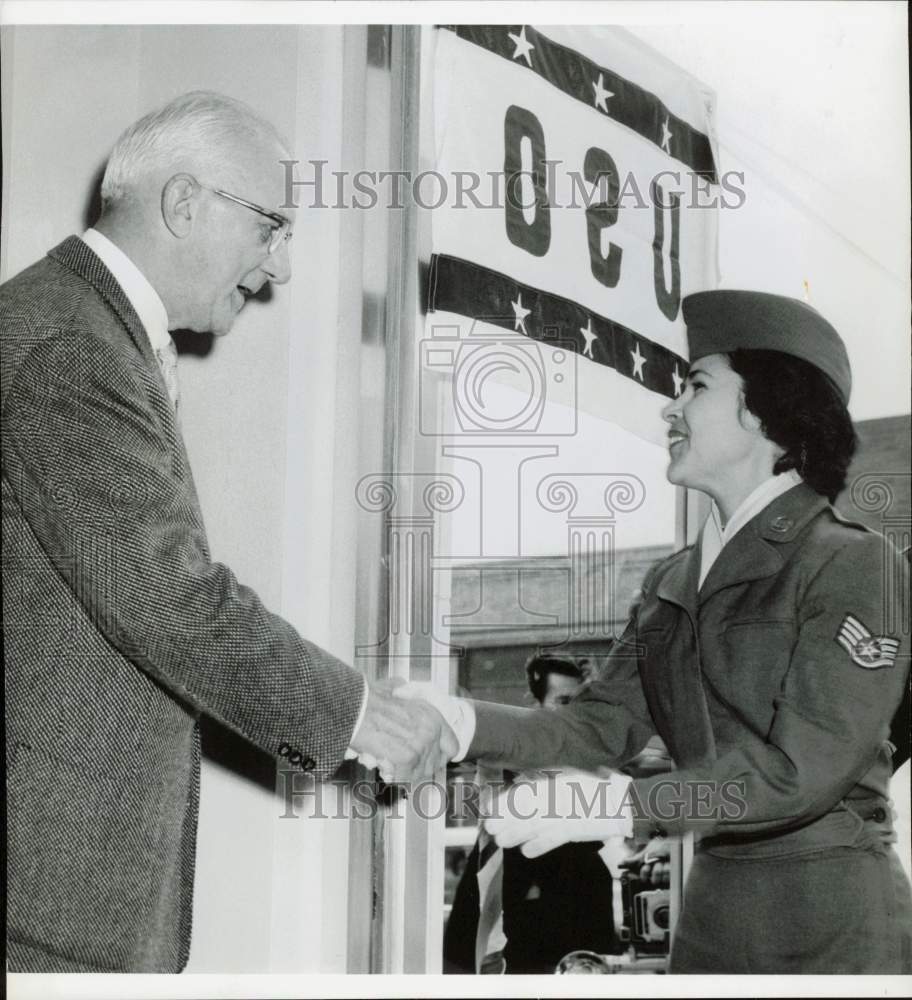 1956 Press Photo George Strake and Sgt. Angelina Pizanie meet at M&amp;M Building- Historic Images