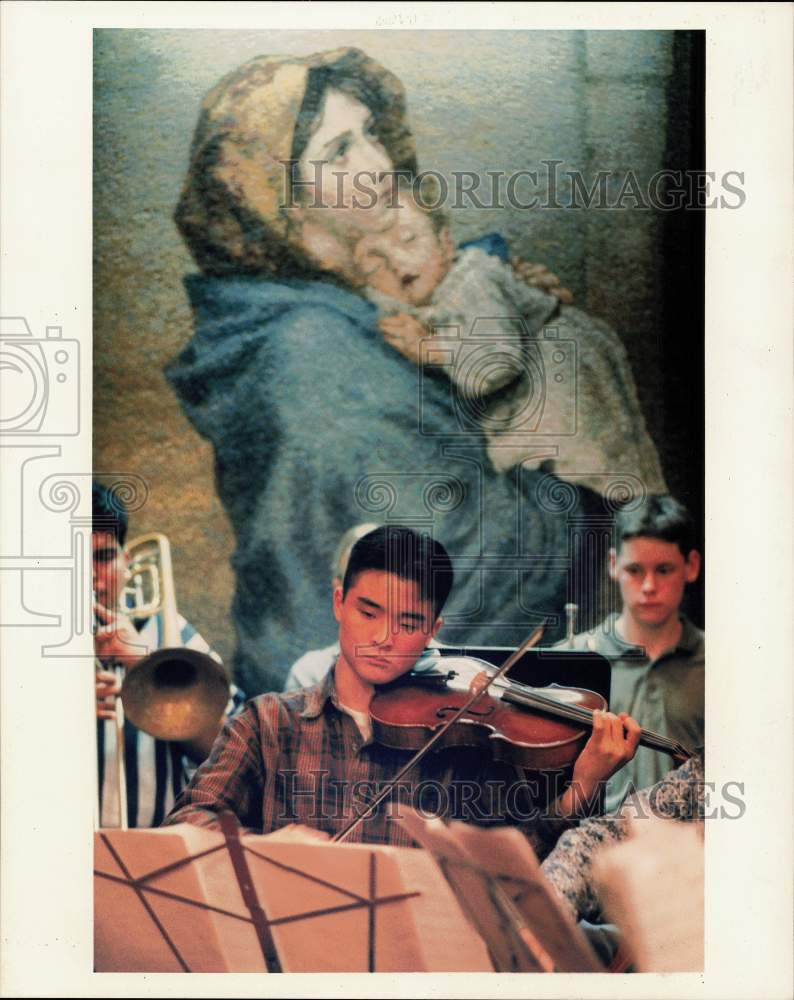 1994 Press Photo Duke Lee plays viola in rehearsal at Sacred Heart Co-Cathedral.
