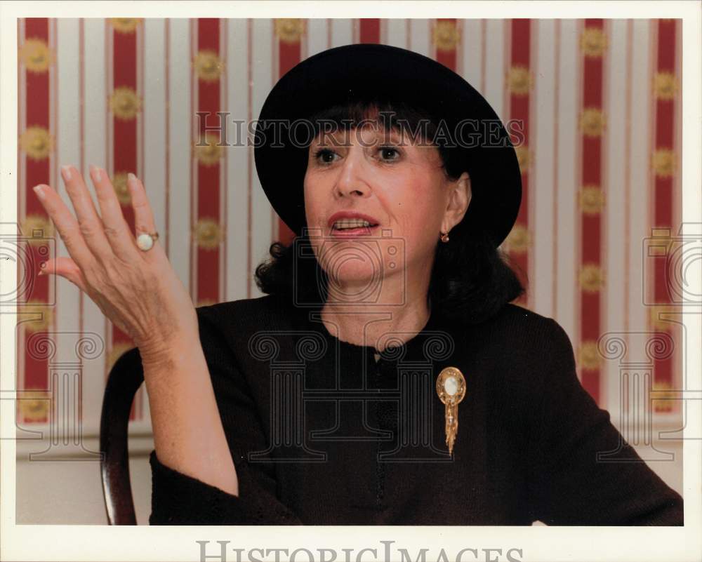 1993 Press Photo Judith Viorst, author &amp; journalist, at River Oaks Country Club.- Historic Images