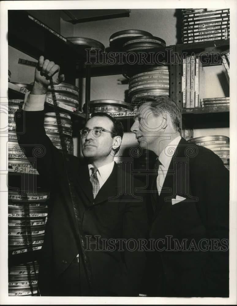 1956 Press Photo Michael Redgrave &amp; Perry Wolff on set of The Battle of Britain.- Historic Images