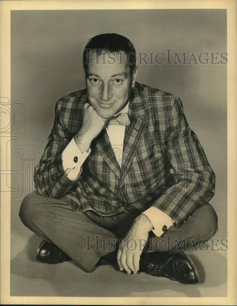 1960 Press Photo Garry Moore hosts &quot;The Garry Moore Show,&quot; on CBS Television.- Historic Images