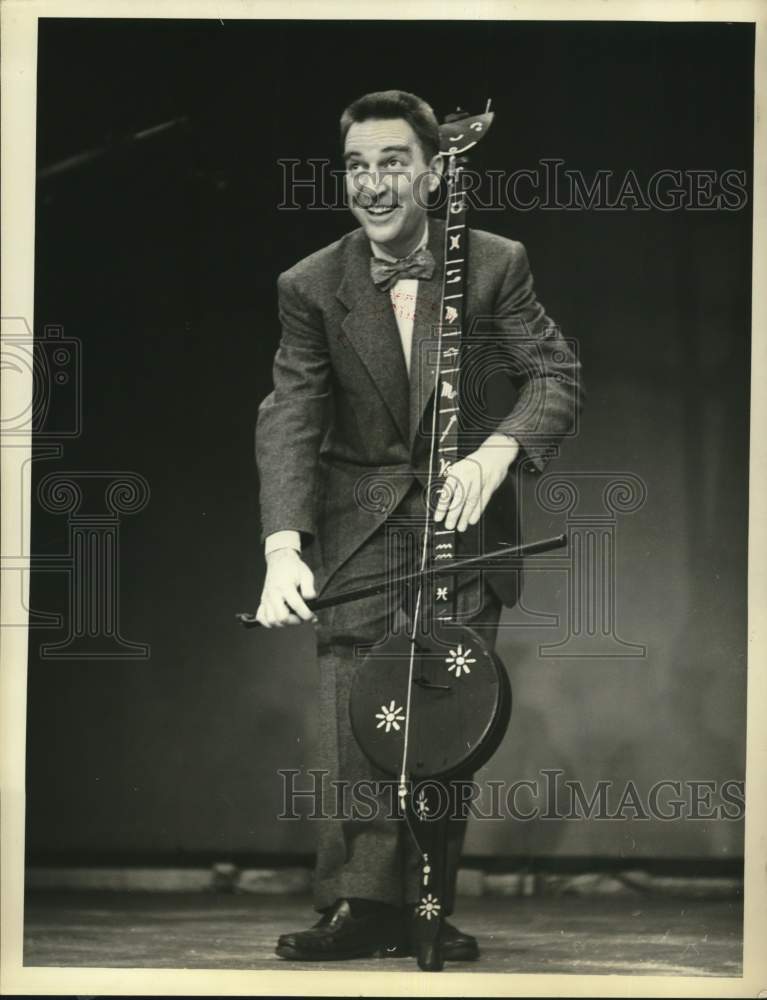 1955 Press Photo Garry Moore hosts &quot;The Garry Moore Show,&quot; on CBS Television.- Historic Images