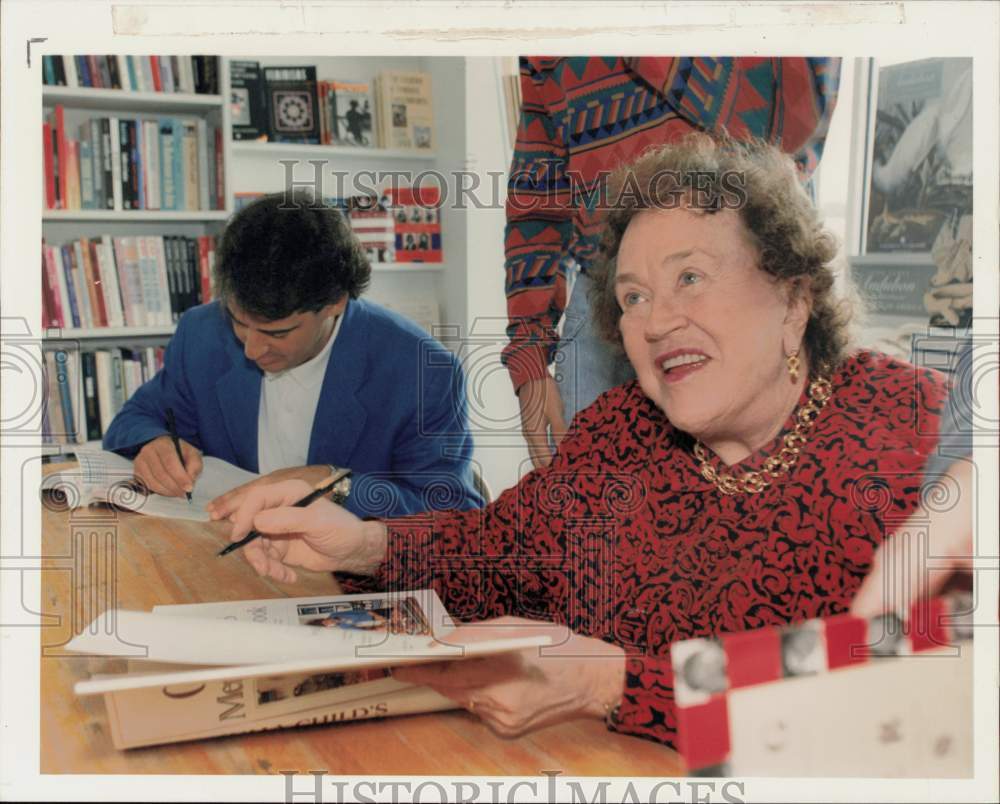 1993 Press Photo Julia Child and Robert Del Grande at Brazos Bookstore.- Historic Images