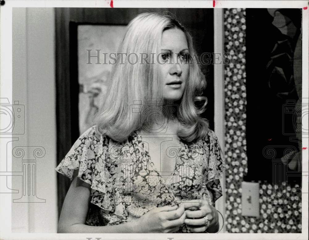 Press Photo An actress in a movie scene. - hpp04340- Historic Images