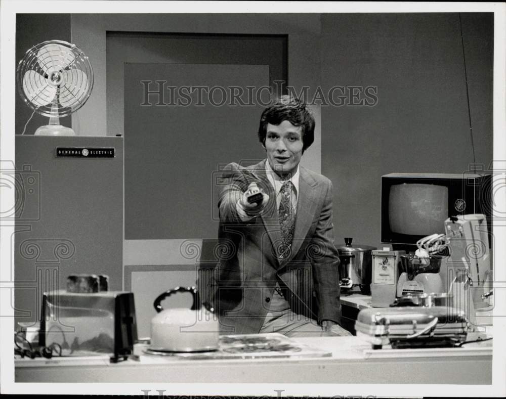 1973 Press Photo Christopher Glenn in &quot;What&#39;s the Energy Crisis All About?&quot;- Historic Images