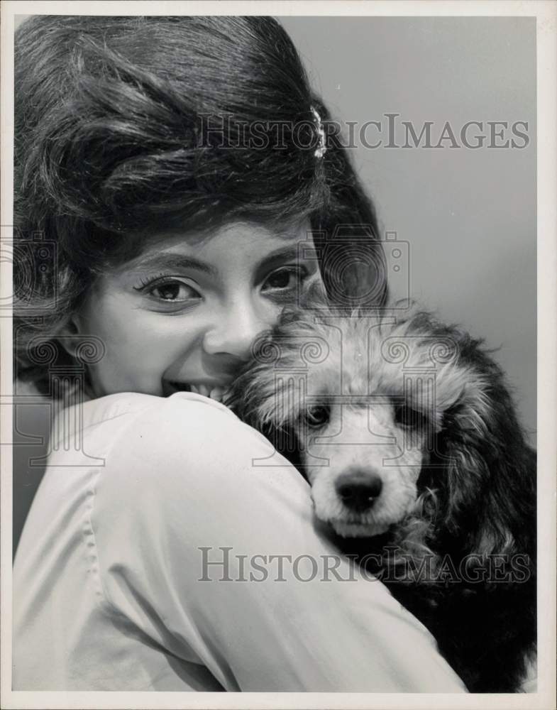 1962 Press Photo Actress Leslie Uggams &amp; Dog on &quot;Sing Along with Mitch&quot;, NBC-TV- Historic Images