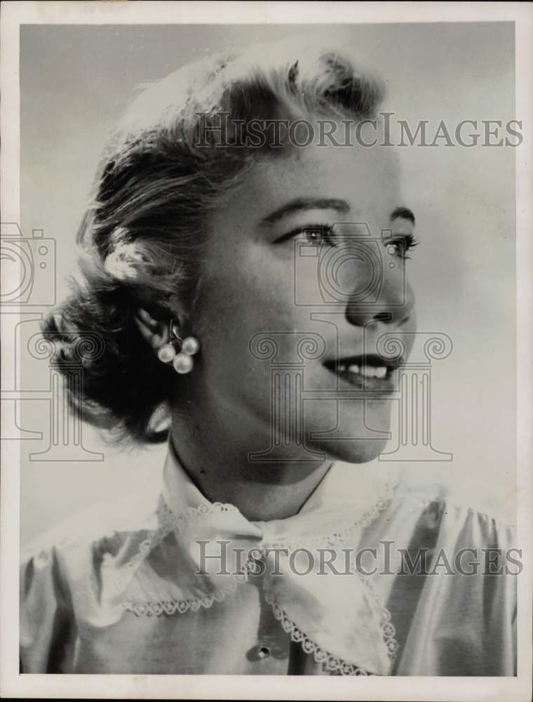 1956 Press Photo Phyllis Batelle, International News Service columnist.- Historic Images