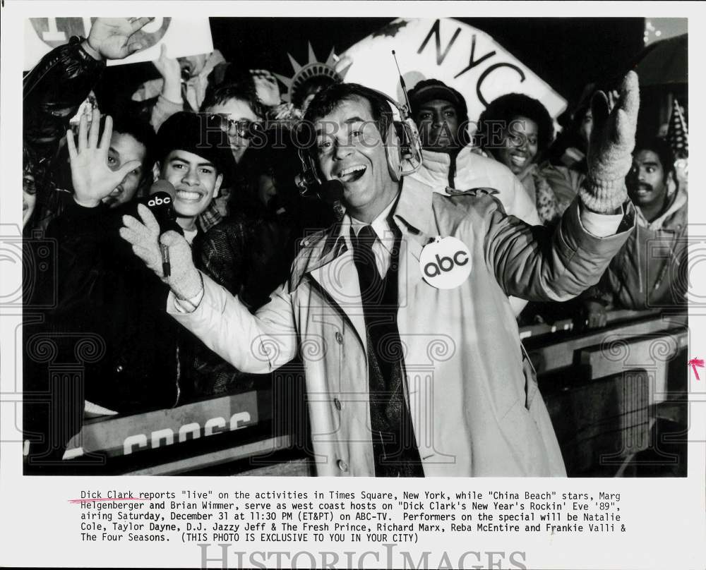 1989 Press Photo Dick Clark in Times Square in &quot;New Year&#39;s Rockin&#39; Eve&quot;- Historic Images