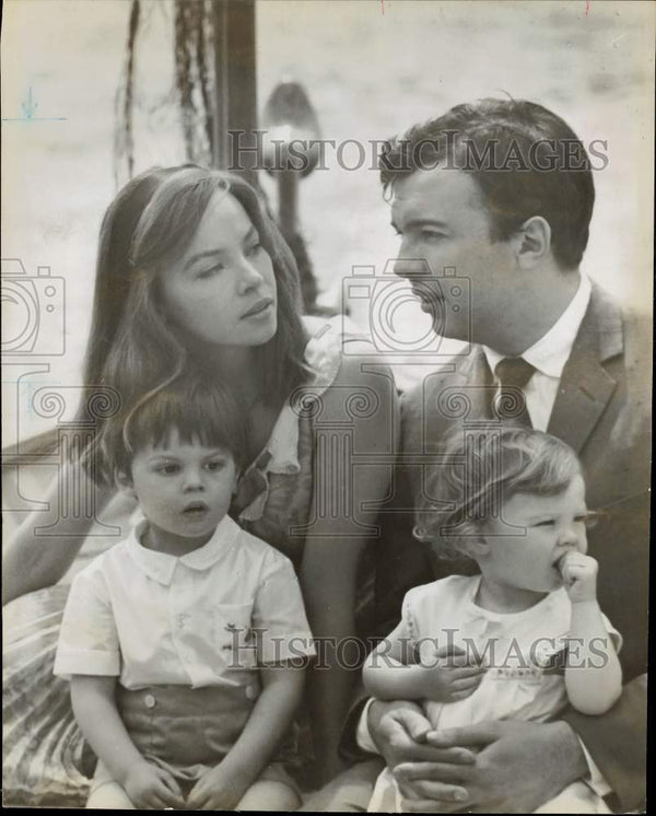 1964 Press Photo Actress Leslie Caron & Husband Peter Hall with Childr ...