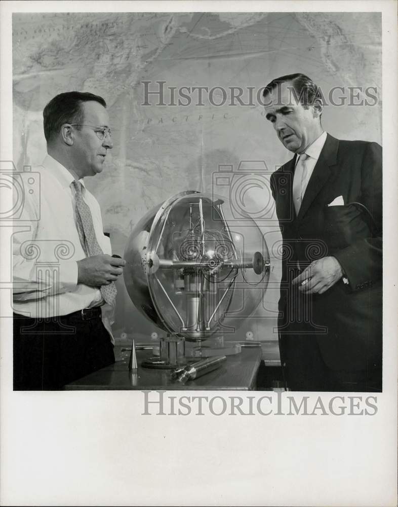 1956 Press Photo Commentator Edward R. Murrow &amp; Friend with Device - hpp08670- Historic Images