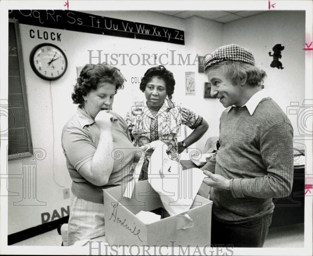 1975 Press Photo Henry Gibson, actor, with Special Education kids at Goodwill.- Historic Images