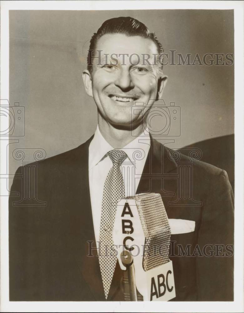 1955 Press Photo Singer Jack Berch performs on &quot;Jack Benny Show,&quot; on ABC radio- Historic Images