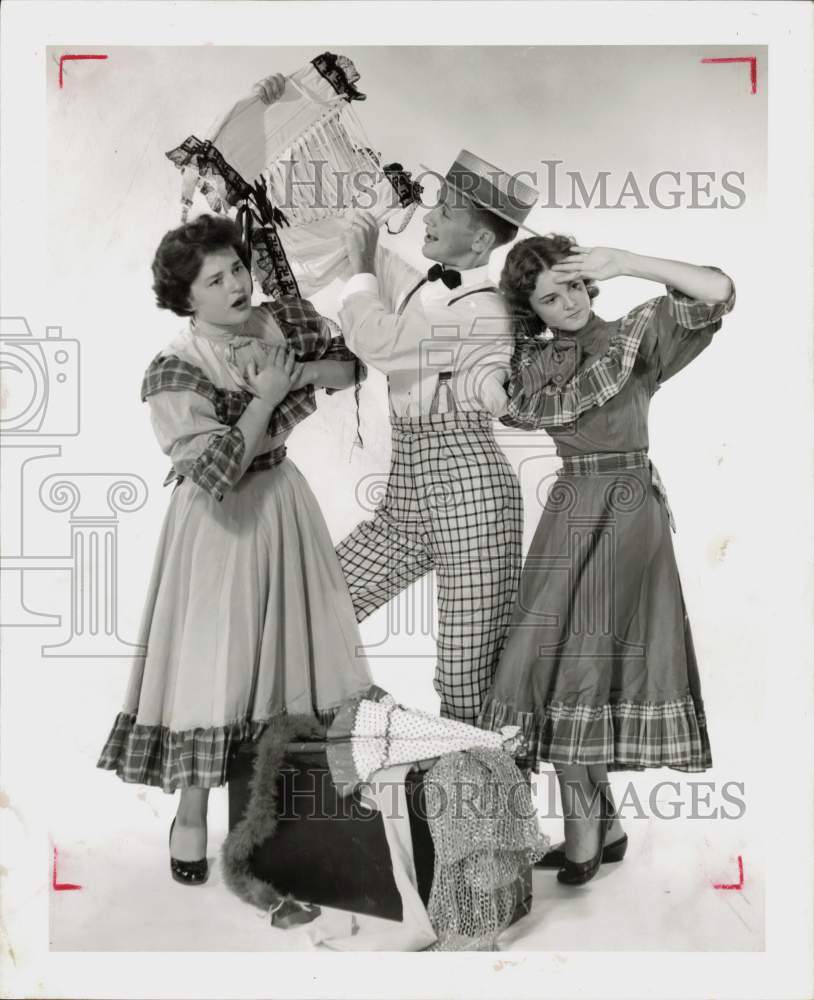 1955 Press Photo Actress Sally Ringer posed with other actors. - hpp12700- Historic Images