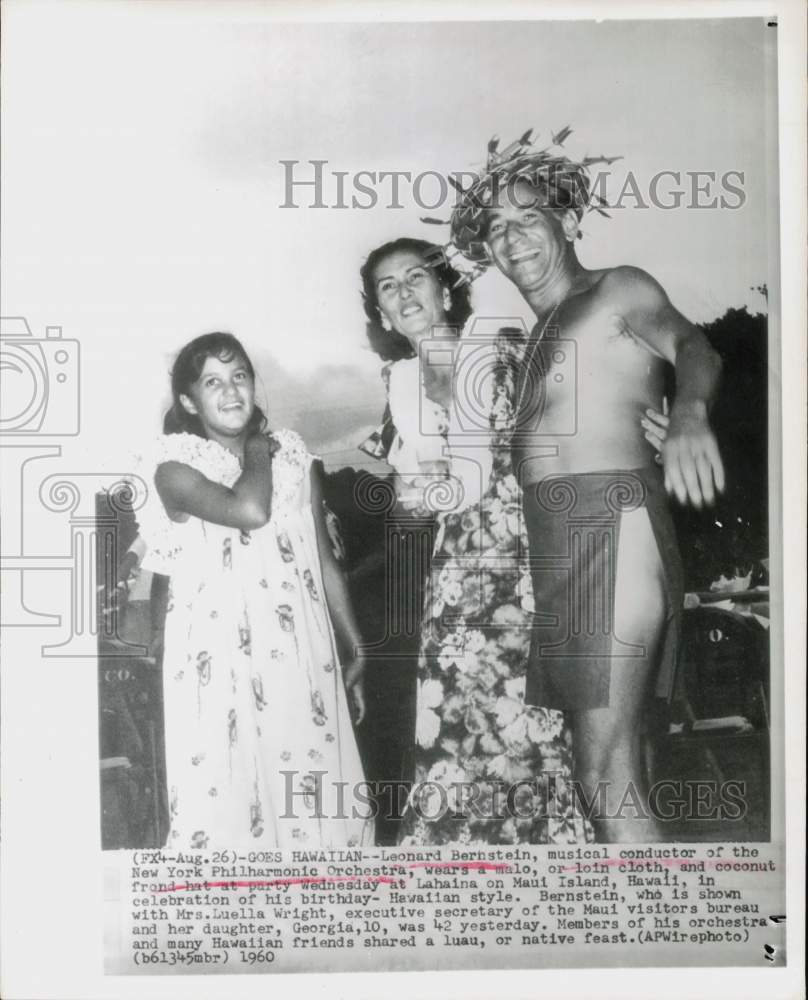 1960 Press Photo Leonard Bernstein celebrates his birthday on Maui Island, HI.- Historic Images