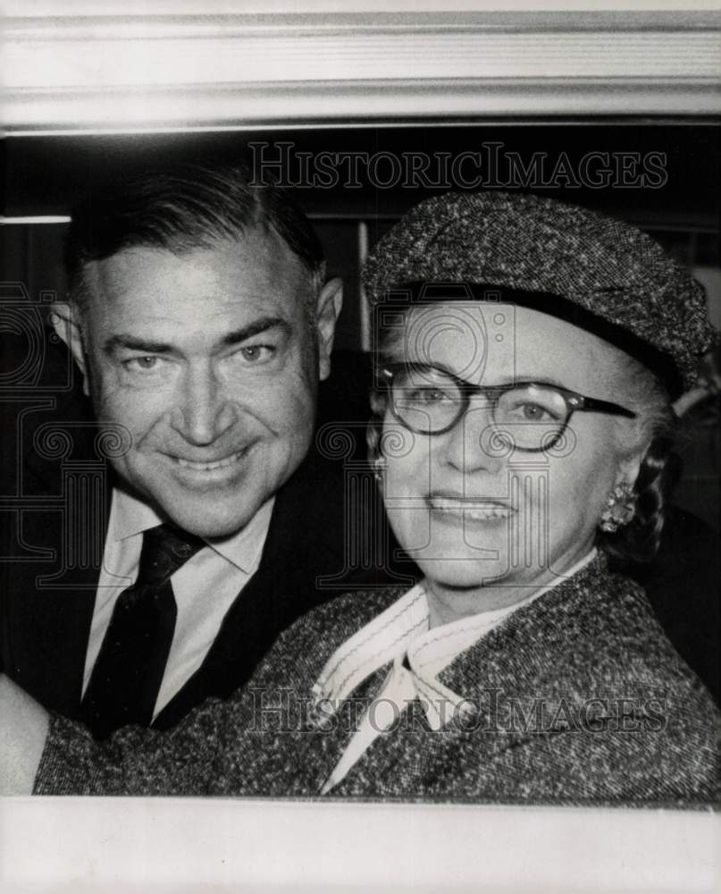 1958 Press Photo Bascom Giles and wife leave Austin for vacation. - hpp13393- Historic Images