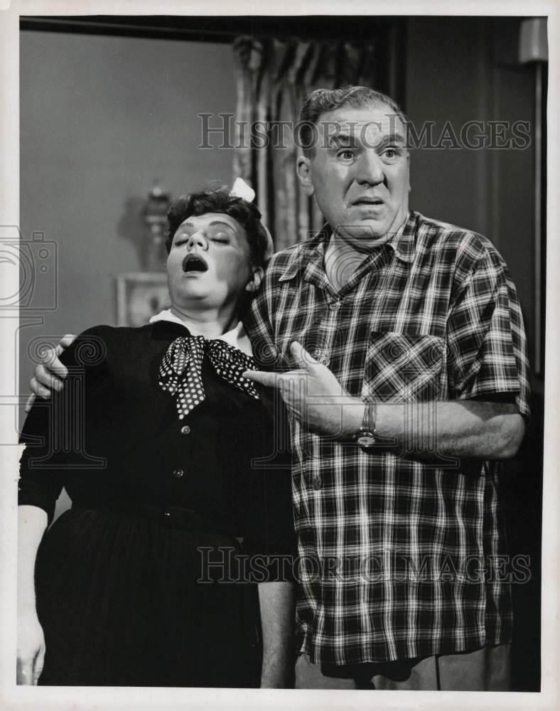 1958 Press Photo William Bendix, actor and comedian, in scene with an actress.- Historic Images