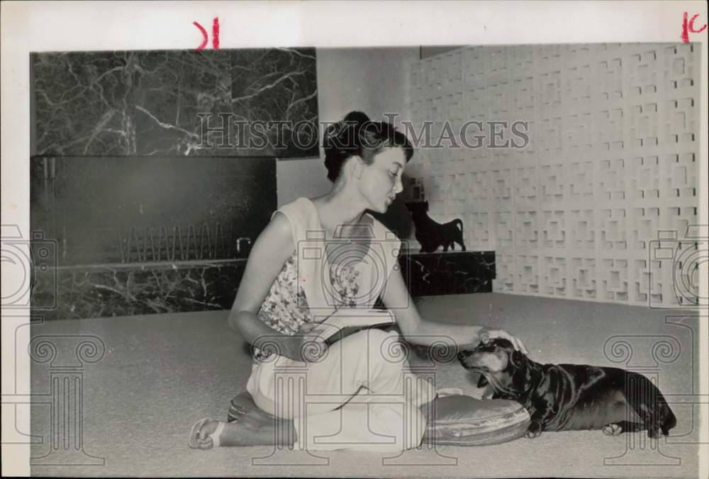 1959 Press Photo Actress Carolyn Jones with pet dog in her Hollywood home.- Historic Images