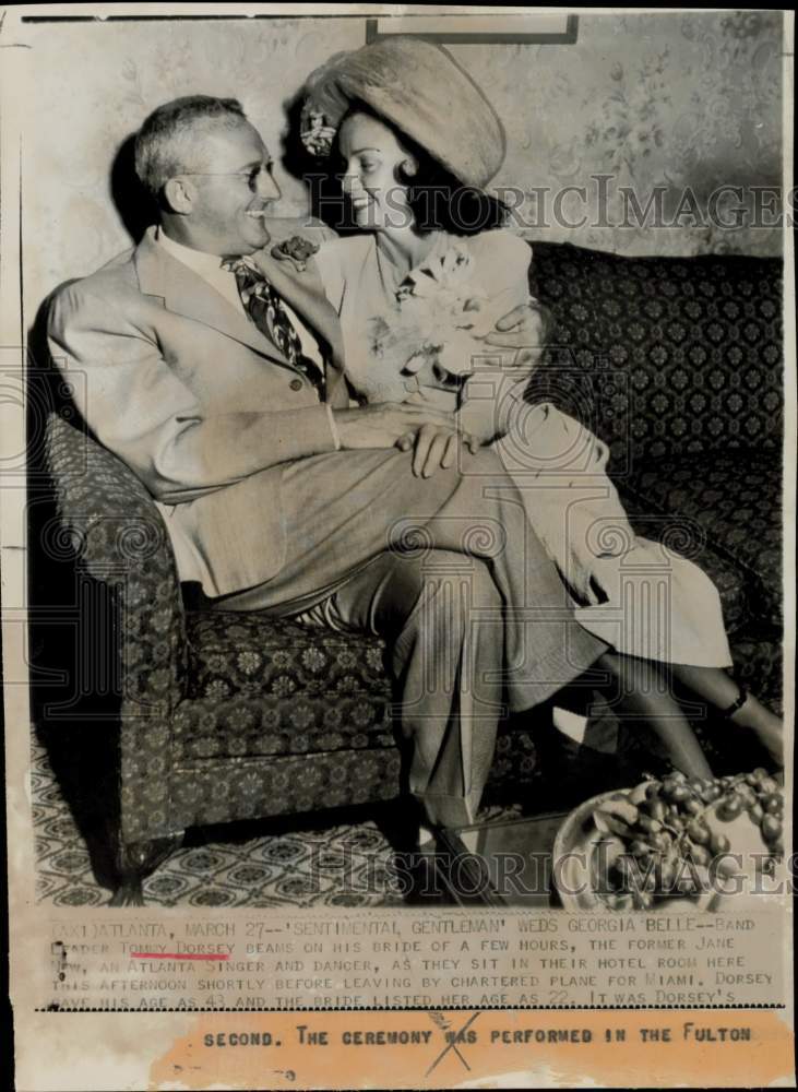 1948 Press Photo Bandleader Tommy Dorsey and bride, Jane New, in Atlanta.- Historic Images