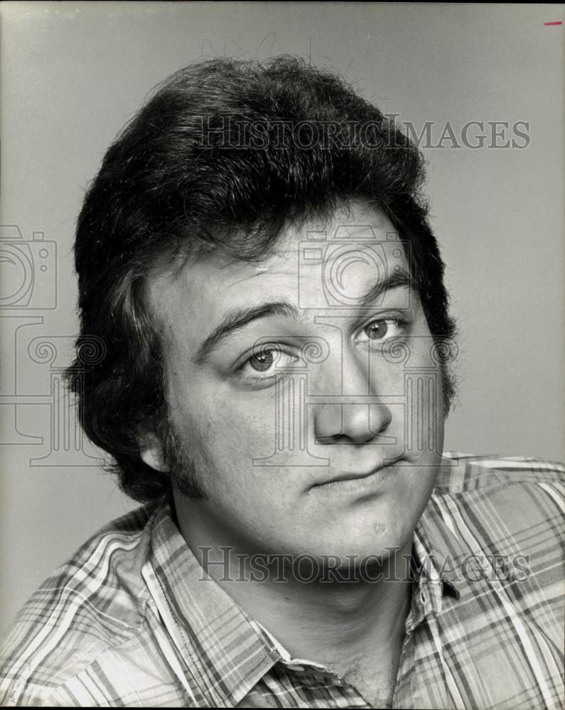 1982 Press Photo Actor Jim Belushi in &quot;Working Stiffs&quot; TV Series - hpp16737- Historic Images