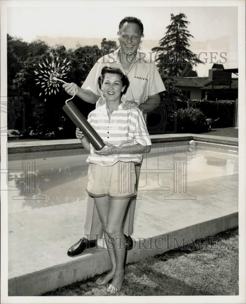 1955 Press Photo Bill Goodwin &amp; Wife Philippa Set Off July 4 Fireworks- Historic Images