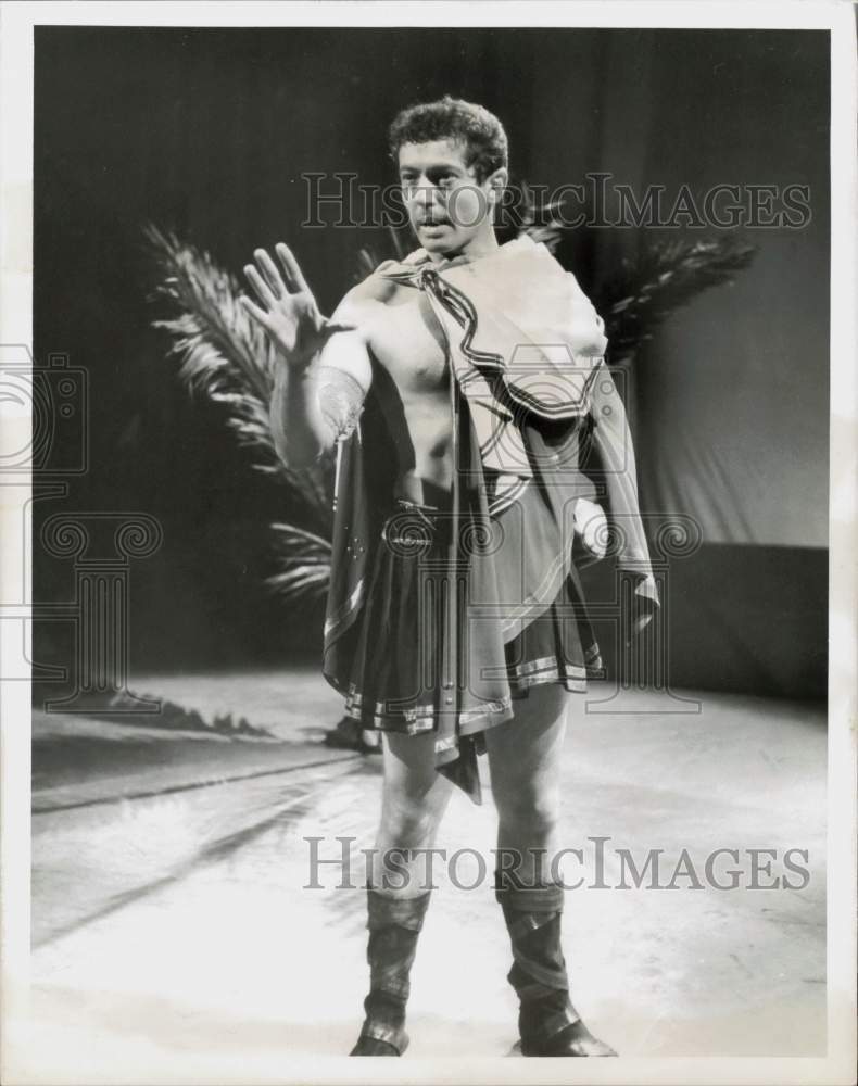 1956 Press Photo Farley Granger in a scene from &quot;Caesar and Cleopatra,&quot; on NBC.- Historic Images