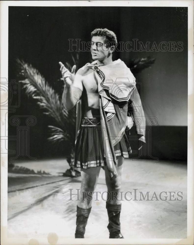 1956 Press Photo Farley Granger in a scene from &quot;Caesar and Cleopatra.&quot;- Historic Images