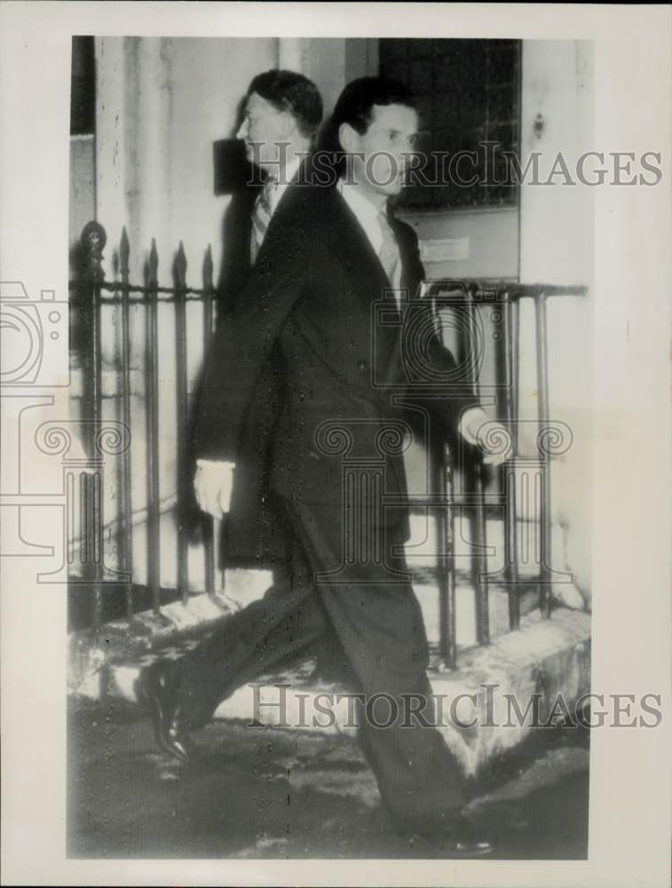 1955 Press Photo Captain Peter Townsend Leaves John Lycett Wills Home in London- Historic Images