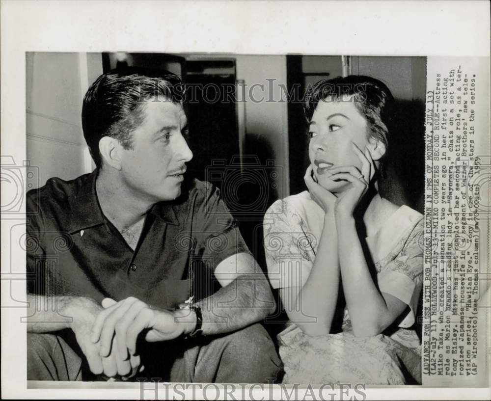 1959 Press Photo Actress Miiko Taka Chats with Tony Eisley on Hollywood Set- Historic Images