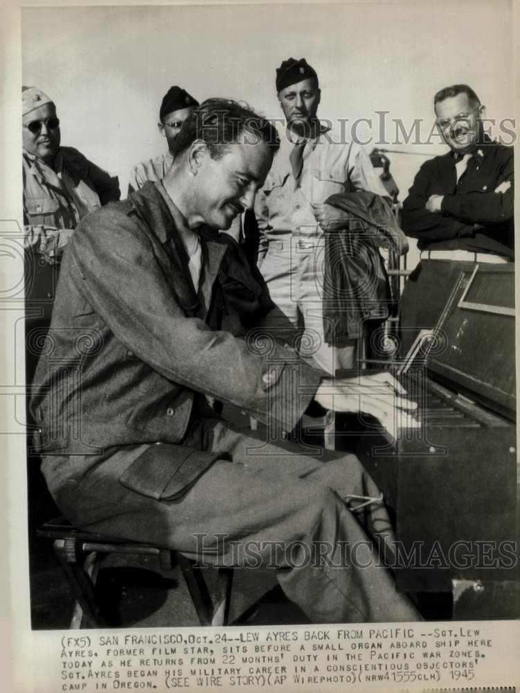 1945 Press Photo Actor Lew Ayres Plays Organ Aboard Ship in San Francisco- Historic Images