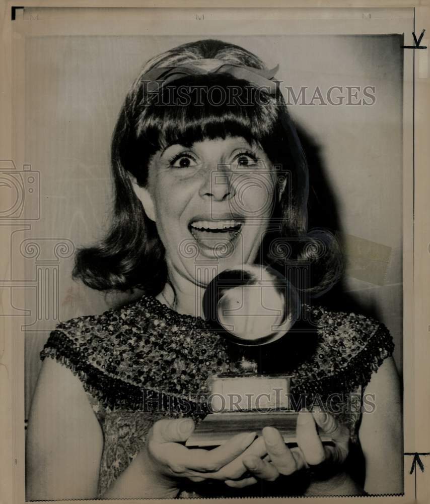 1967 Press Photo Singer Eydie Gorme Wins Grammy in New York - hpp20756- Historic Images