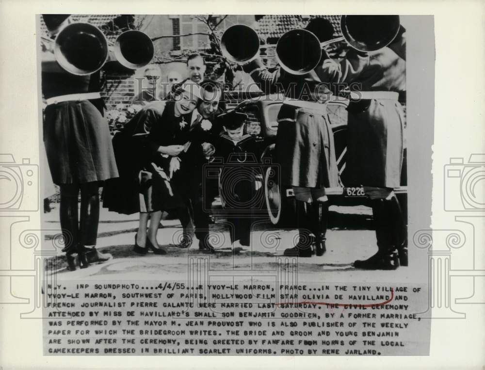 1955 Press Photo Olivia De Havilland &amp; Pierre Galante After Wedding in France- Historic Images