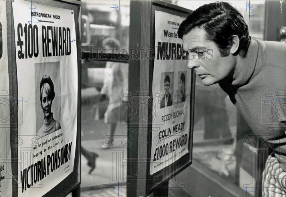 1968 Press Photo Marcello Mastroianni Studies Wanted Posters in Movie Scene- Historic Images