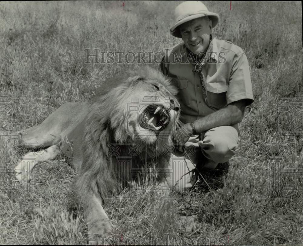 1971 Press Photo Explorer-Photographer Colonel John D. Craig Posing with Lion- Historic Images