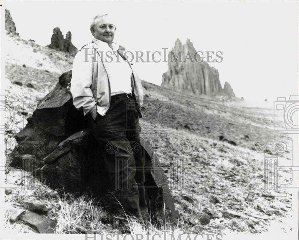 1991 Press Photo Writer Tony Hillerman on Navajo Reservation Near Albuquerque- Historic Images