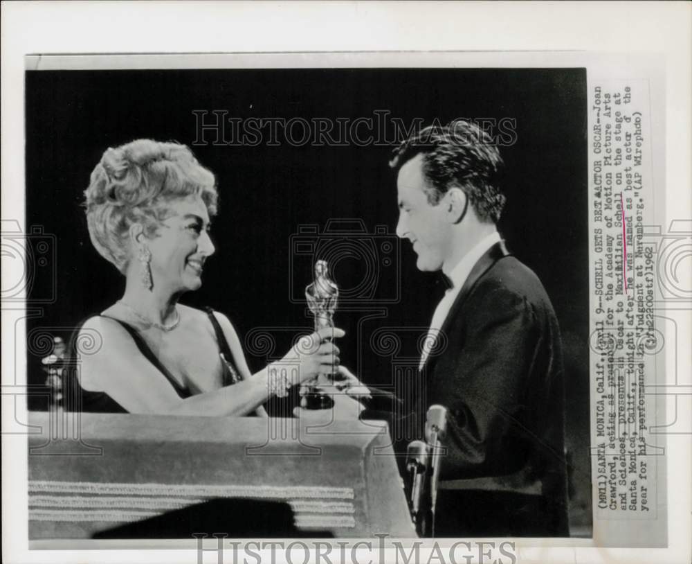 1962 Press Photo Joan Crawford Presents Best Actor Oscar to Maximilian Schell- Historic Images