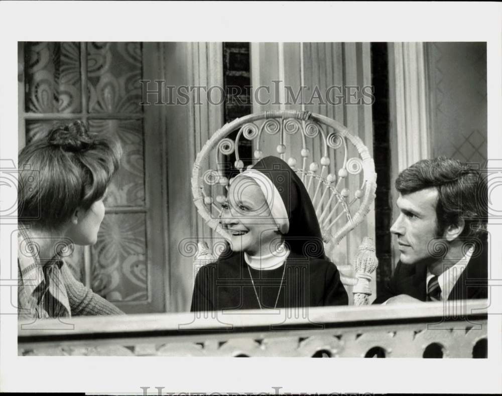 1975 Press Photo Kate Mulgrew, Sylvia Sidney and Michael Levin in &quot;Ryan&#39;s Hope&quot;- Historic Images