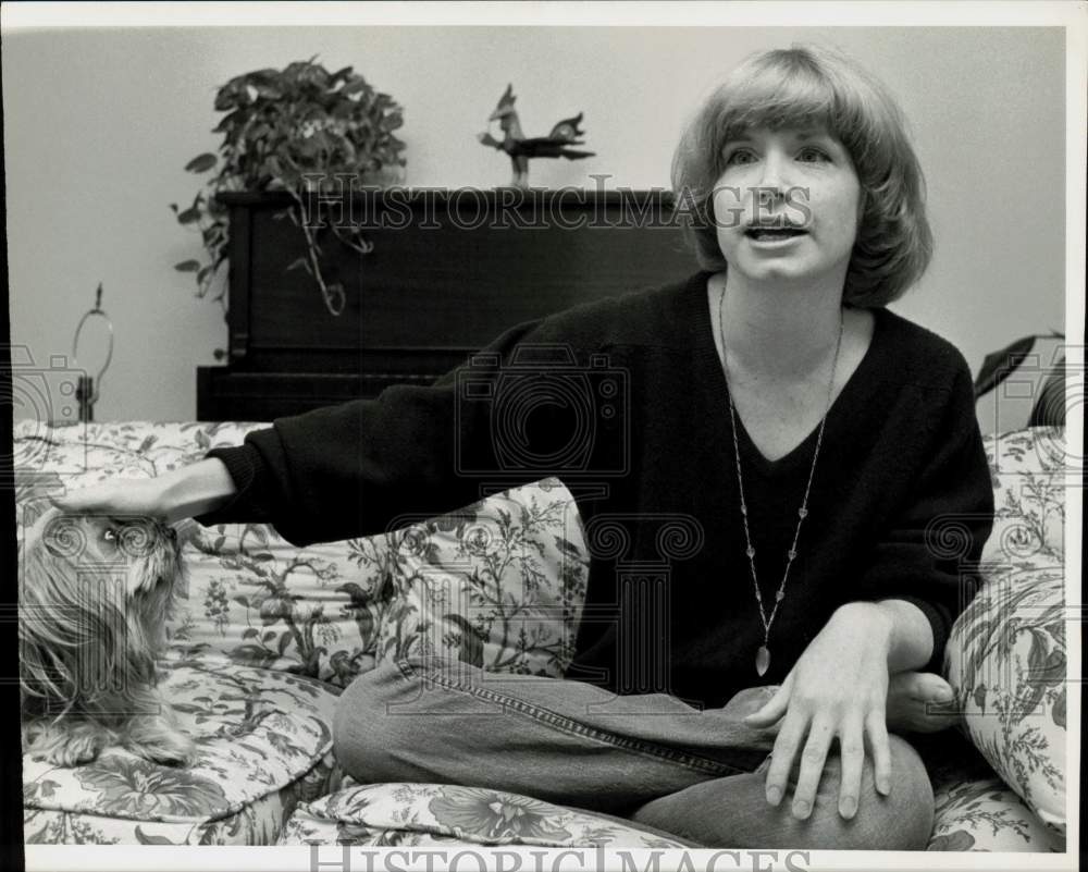 1977 Press Photo Actress Bonnie Franklin Interviewed at Home in Los Angeles- Historic Images