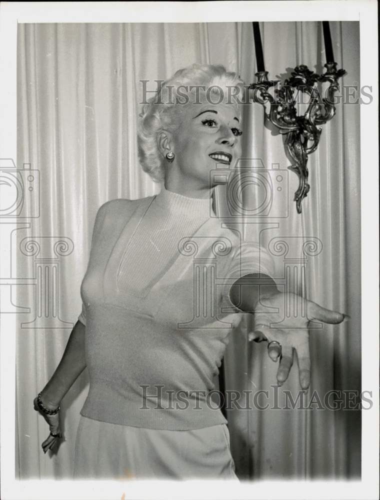 1959 Press Photo Algerian-Born Singer Fernanda Montel in Her New York Apartment- Historic Images