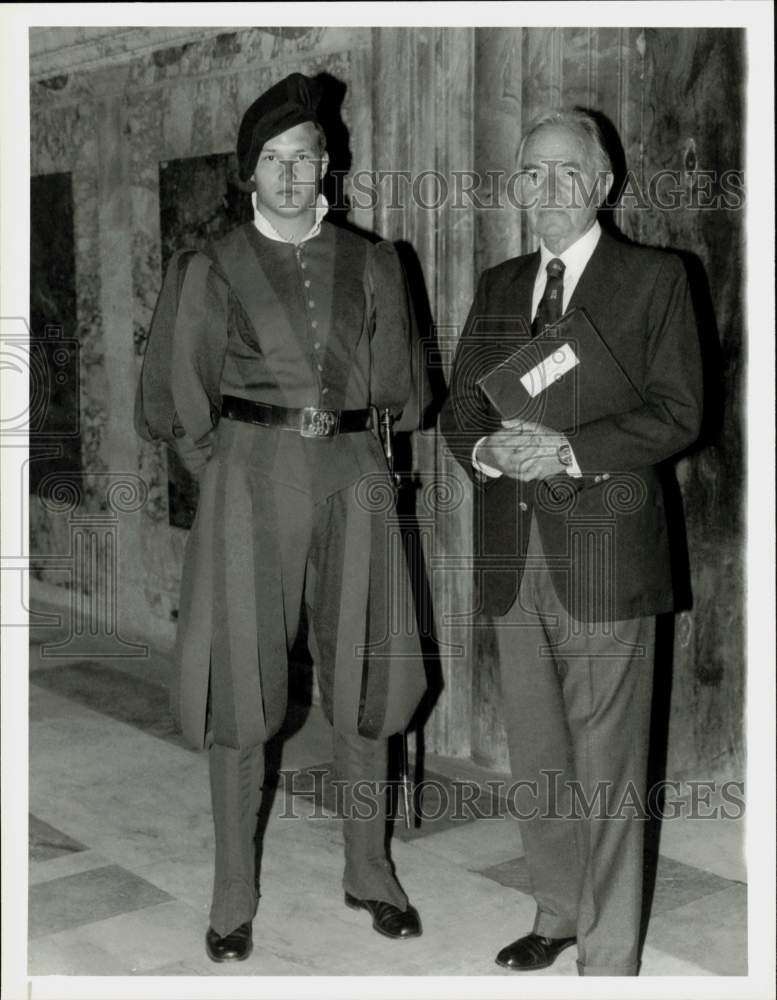 1983 Press Photo Actor James Mason with Swiss Guard in &quot;NBC White Paper&quot; Show- Historic Images